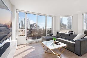 Luxe 2BR Condo w Skyline Views In-suite Laundry