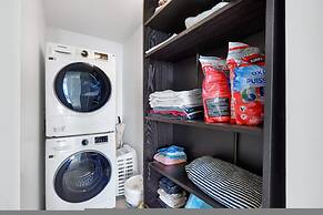 Luxe 2BR Condo w Skyline Views In-suite Laundry