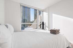 Luxe 2BR Condo w Skyline Views In-suite Laundry