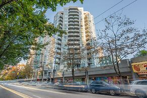 Luxe 2BR Condo w Skyline Views In-suite Laundry