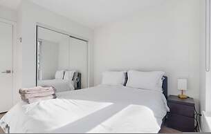Luxe 2BR Condo w Skyline Views In-suite Laundry