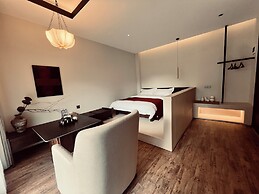 Mid Hill White Lodge