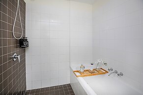 Apartment in the City with Pool and BBQ