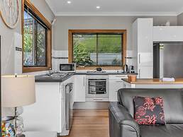 Hillcrest Retreat with River Views