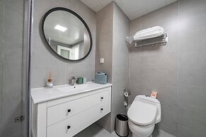 Tyms Stylish 3BR 2BA Apt Xujiahui Shops