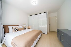 Tyms Stylish 3BR 2BA Apt Xujiahui Shops