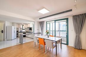 Tyms 4BR 2BA Apt Novel Garden