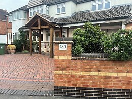 Staysolihull, Large Spacious Corner House,