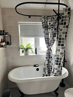 Staysolihull, Large Spacious Corner House,