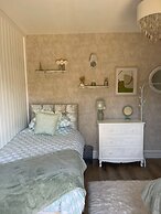 Staysolihull, Large Spacious Corner House,