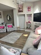 Staysolihull, Large Spacious Corner House,
