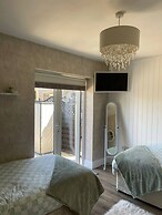 Staysolihull, Large Spacious Corner House,