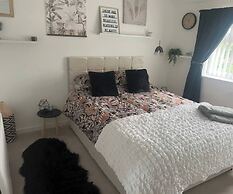 Staysolihull, Large Spacious Corner House,