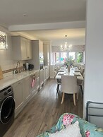 Staysolihull, Large Spacious Corner House,