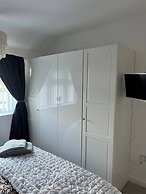 Staysolihull, Large Spacious Corner House,