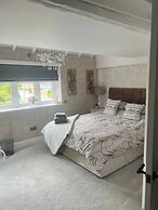 Staysolihull, Large Spacious Corner House,