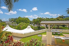 Studio in the City with pool and BBQ