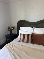 Brighton Designer Retreat Walk to Beach & Cafes