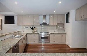 Bayside 4 bed in Sandringham w Spa and Sunset Views