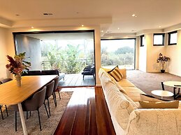 Luxurious Coastal Retreat in Black Rock With Unmatched Comfort