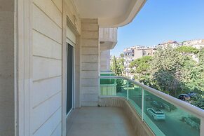 Glint 3-Bedroom Apartment & Balcony in Aley