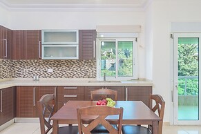 Glint 3-Bedroom Apartment & Balcony in Aley