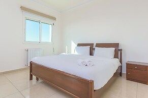 Glint 3-Bedroom Apartment & Balcony in Aley
