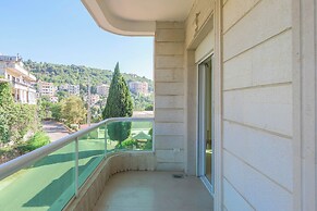 Glint 3-Bedroom Apartment & Balcony in Aley