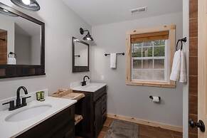 Boone Getaway Dog Friendly Hot Tub Fire Pit