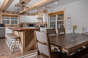 Boone Getaway Dog Friendly Hot Tub Fire Pit