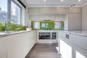 Spacious 2-bed Apartment Close to City