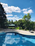 Smokey Hollow Motel & Resort