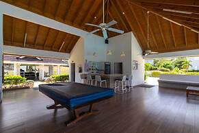 3rd Floor Condo Richmond Estate Beach Access Pool