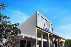 Fabhotel Golden Inn