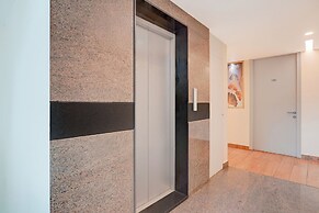 Fabhotel East Land