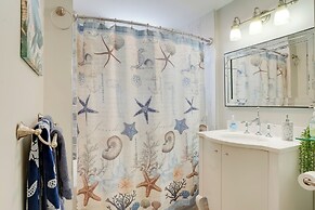 Steps to Short Beach: Ocean-view Apt w/ Deck!