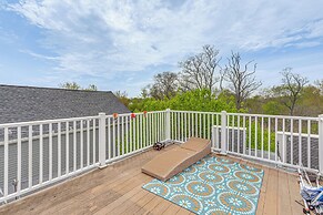 Steps to Short Beach: Ocean-view Apt w/ Deck!
