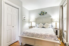 Steps to Short Beach: Ocean-view Apt w/ Deck!