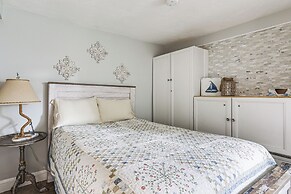 Steps to Short Beach: Ocean-view Apt w/ Deck!
