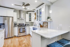 Steps to Short Beach: Ocean-view Apt w/ Deck!