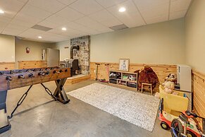 Game Room + Fire Pit: Sprawling Westfield Retreat!