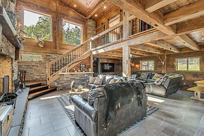 Luxe Cabin Compound 4 Mi to Cameron State Forest!