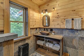 Luxe Cabin Compound 4 Mi to Cameron State Forest!