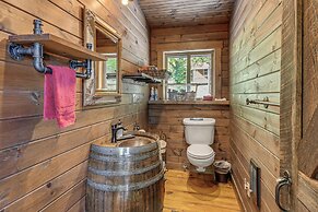 Luxe Cabin Compound 4 Mi to Cameron State Forest!