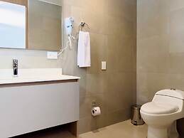 w Chic Loft w Balcony in Santa B Rbara
