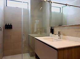 w Chic Loft w Balcony in Santa B Rbara