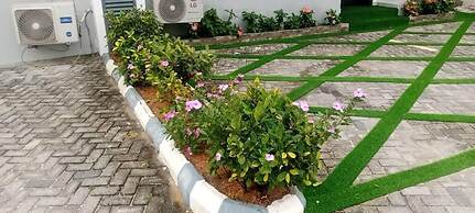 Charming 2- Bedroom Duplex