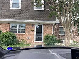 Cozy Hampton townhouse