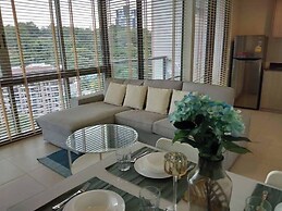 Large High Floor, Best Pool and Great Location