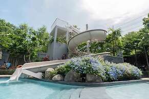 Large High Floor, Best Pool and Great Location